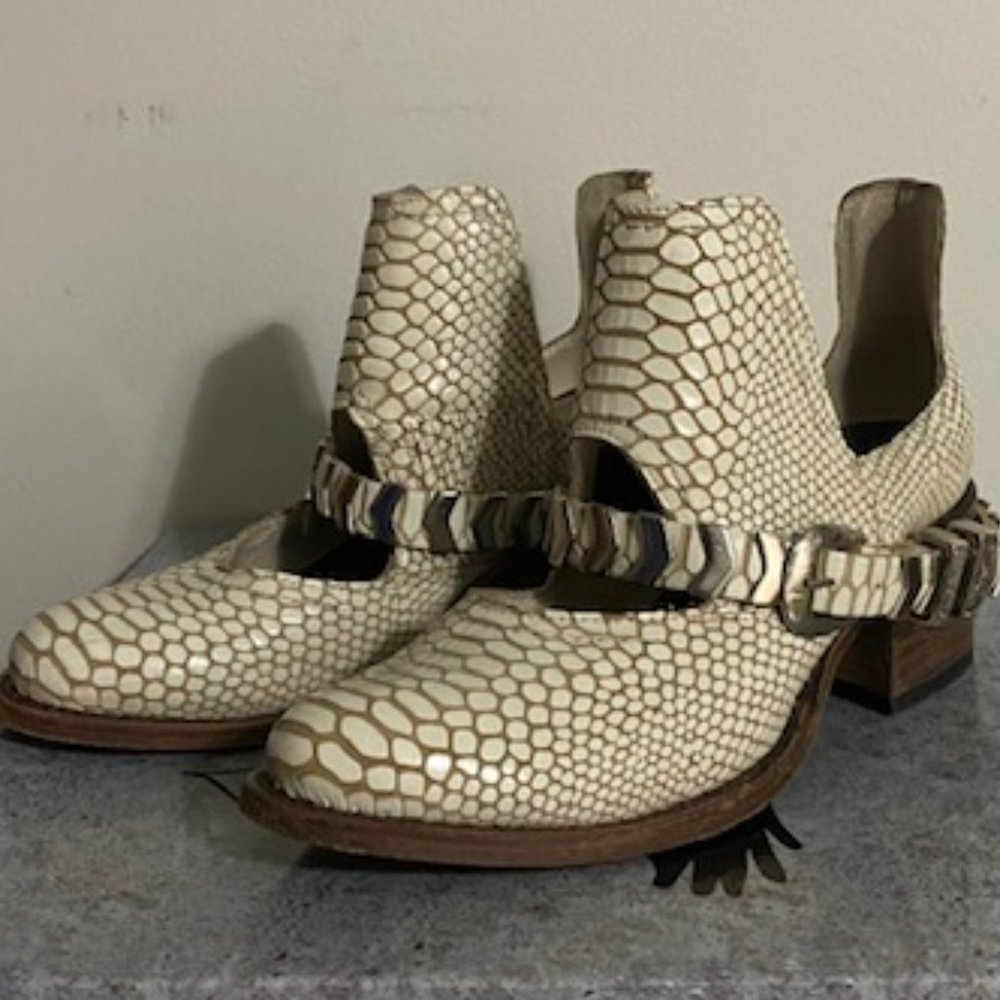 Size 7 White Snake Leather Freebird by Steven
